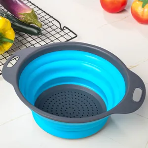 Panier d'égouttage en silicone pliable détail, columaire de cuisine moderne pour laver les légumes.