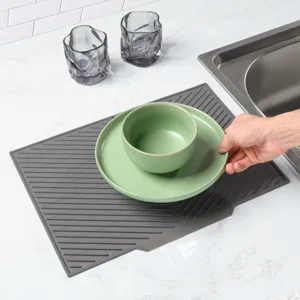 Silikon Geschirrabtropfmatte mit Rillen fuer Kuechentresen und schnelles Trocknen.