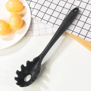 Zwarte siliconen pastalepel keukenhulp met afgaten en ergonomisch lang handvat.
