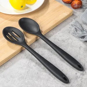 Détail de l'ensemble de cuillères de cuisine en silicone avec cuillère et écumoire.