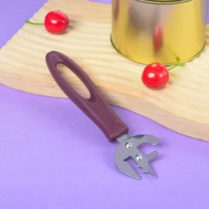 Detalle del abrelatas de acero inoxidable con mango morado para uso fácil en la cocina diaria.