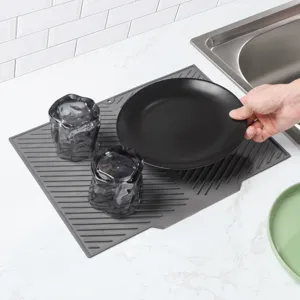 Detailansicht der grauen Silikon Abtropfmatte in moderner Küche mit praktischer Nutzung.