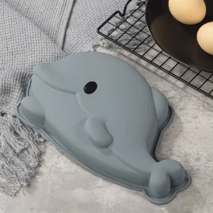 Dettaglio dello stampo per torta in silicone a forma di delfino, superficie testurizzata.