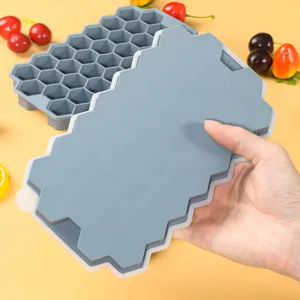 Detailaufnahme des grauen Silikon Waben Eiswürfelbehälters mit flexiblen Fächern und Deckel.