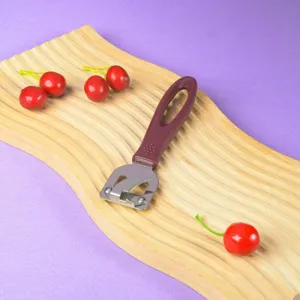 Detalle de abrelatas portátil de acero inoxidable, herramienta de cocina multifuncional útil.