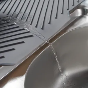 Silikon Kuechen Abtropfmatte Detailansicht mit Wasserabfluss, graues rutschfestes Design