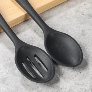 Ensemble d'ustensiles de cuisine en silicone noir avec une écumoire et une cuillère.