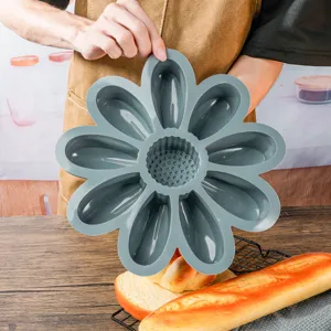 Silikon Sonnenblumen Backform Detailansicht flexible graue Blumenform fuer DIY Kuchenbaecker.