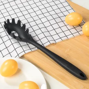 Detailopname van een zwarte siliconen spaghettilepel voorzien van handige afgietgaten.