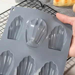 Graue Silikon Madeleine Backform Detailansicht mit Muschelmulden für DIY Kuchen und Gebäck.