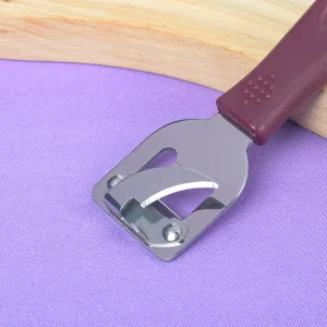 Abrelatas manual portátil de acero inoxidable, abridor multifuncional compacto para la cocina.