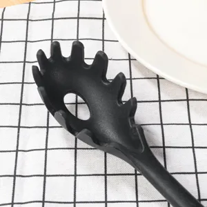 Zwarte siliconen spaghettilepel keukenhulp, hittebestendige pastazeef detailweergave.