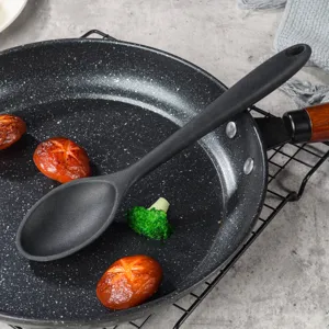 Détail de la cuillère à soupe en silicone, ustensile de cuisine pour cuisson et pot.