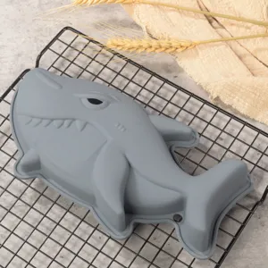 Vista dettagliata dello stampo per torta in silicone a forma di squalo grigio per dolci fai da te.