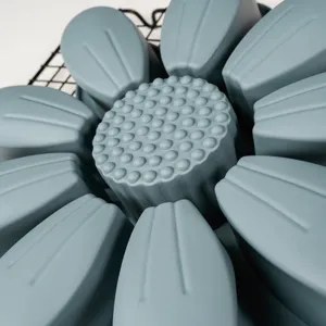 Silikon Sonnenblume Backform Detailnahansicht, graublaue kreative Kuchenform für DIY Küche.