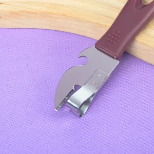 Primer plano detallado de un abrelatas portátil de acero inoxidable con mango morado.
