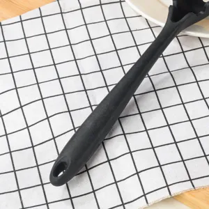 Gedetailleerd overzicht van de zwart siliconen spaghettilepel handvat met handig ophanggat.