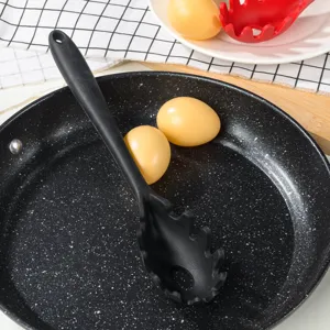 Gedetailleerd overzicht van de zwarte siliconen spaghettilepel in een pan, ideaal voor koken.