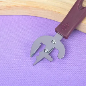 Detalle de abrelatas de acero inoxidable, herramienta de cocina con mango morado