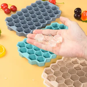 Silikon Waben Eiswürfelbereiter Detailansicht, mehrfarbige 37-Gitter Form mit echten Eiswürfeln.