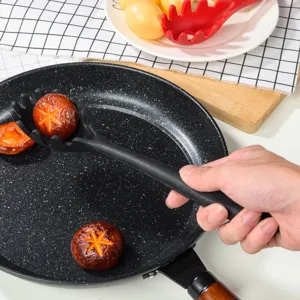 Gedetailleerd overzicht van een zwarte siliconen spaghettilepel, ideaal voor koken en afgieten.