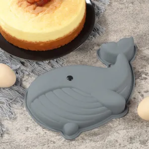 Stampo per torta a balena in silicone grigio per dolci, flessibile e facile da sformare.