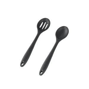 Ensemble de cuillères de cuisine en silicone noir avec cuillère ajourée et cuillère.