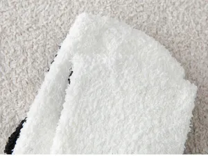 Nahaufnahme Detailansicht der weichen weißen Korallenfleece flauschigen Winter-Schlafsocken.