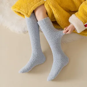 Calcetines largos de invierno de forro polar coral grueso para mujer calcetines cálidos para hogar.