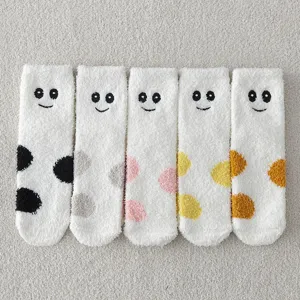 Gemütliche Korallenfleece Wintersocken mit süßen bestickten Smileys und warmem Design.
