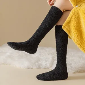 Calcetines altos gruesos de forro polar coral para mujer cálidos suaves para dormir
