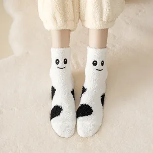 Flauschige Korallenfleece Wintersocken mit süßem gesticktem Smiley und gemütlichem Design.