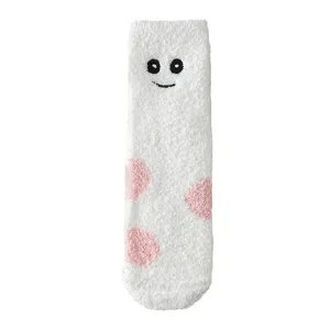 Flauschige Winter Korallenfleece Socken, süße Lächeln-Bestickung, weiße warme Socken.