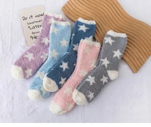 Chaussettes douillettes en polaire corail épaisse avec motif étoile, idéales pour l'hiver.