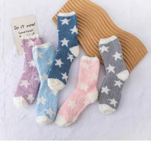 Chaussettes d'hiver epaisses en polaire corail avec motifs d'etoiles de plusieurs couleurs.