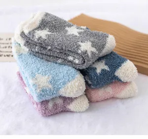 Chaussettes douillettes en polaire corail avec motif d'étoiles, chaussettes chaud détail.