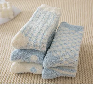 Calcetines de invierno gruesos de felpa de coral azul y blanco con cuadros para un hogar acogedor.