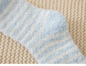 Primer plano detallado de la suave textura de calcetín de dormir de invierno de felpa coral.