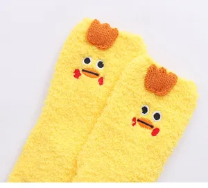 Simpatici calzini invernali in pile corallo giallo con ricamo di pollo, caldi e comodi.