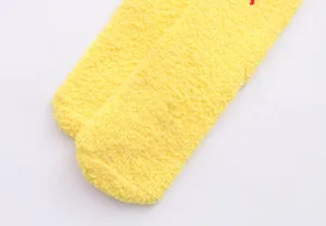 Accoglienti calzini invernali in pile di corallo giallo morbidi caldi per casa.