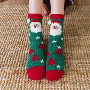 Accoglienti calzini medi di Natale in pile corallo con Babbo Natale per abbigliamento domestico.