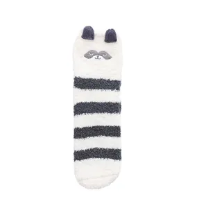 Calzini invernali in morbido pile corallo con musetto di procione e righe per un caldo relax.