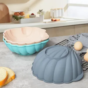 Moule à gâteau coquillage en silicone dans une cuisine moderne, détails fins et texture de cuisson.