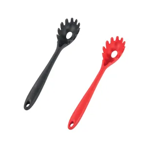 Siliconen spaghettilepel set in zwart en rood voor de keuken, handige pasta opdienlepel.