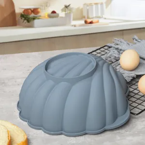 Vue détaillée du moule à pâtisserie en silicone coquillage, montrant le design texturé pour gâteaux.