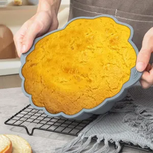 Grand moule à gâteau coquillage en silicone pour la pâtisserie, plat à mousse gris.