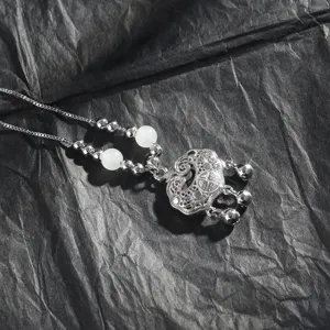Zilveren slot hanger ketting met witte kralen en bellen, elegante retro stijl sieraden voor dames.