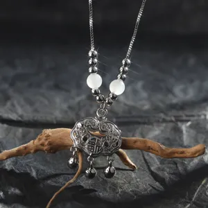 Nieuwe Chinese stijl zilveren vrede slot ketting met witte kralen en kwastje bell hanger.