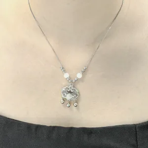 Minimalistische zilveren hangerketting met geluksslot ontwerp, elegante sleutelbeenketting.
