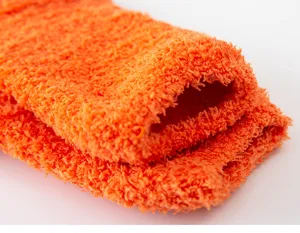 Gezellige dikke koraalvleece wintersok detailweergave, pluche zachte stof close-up.